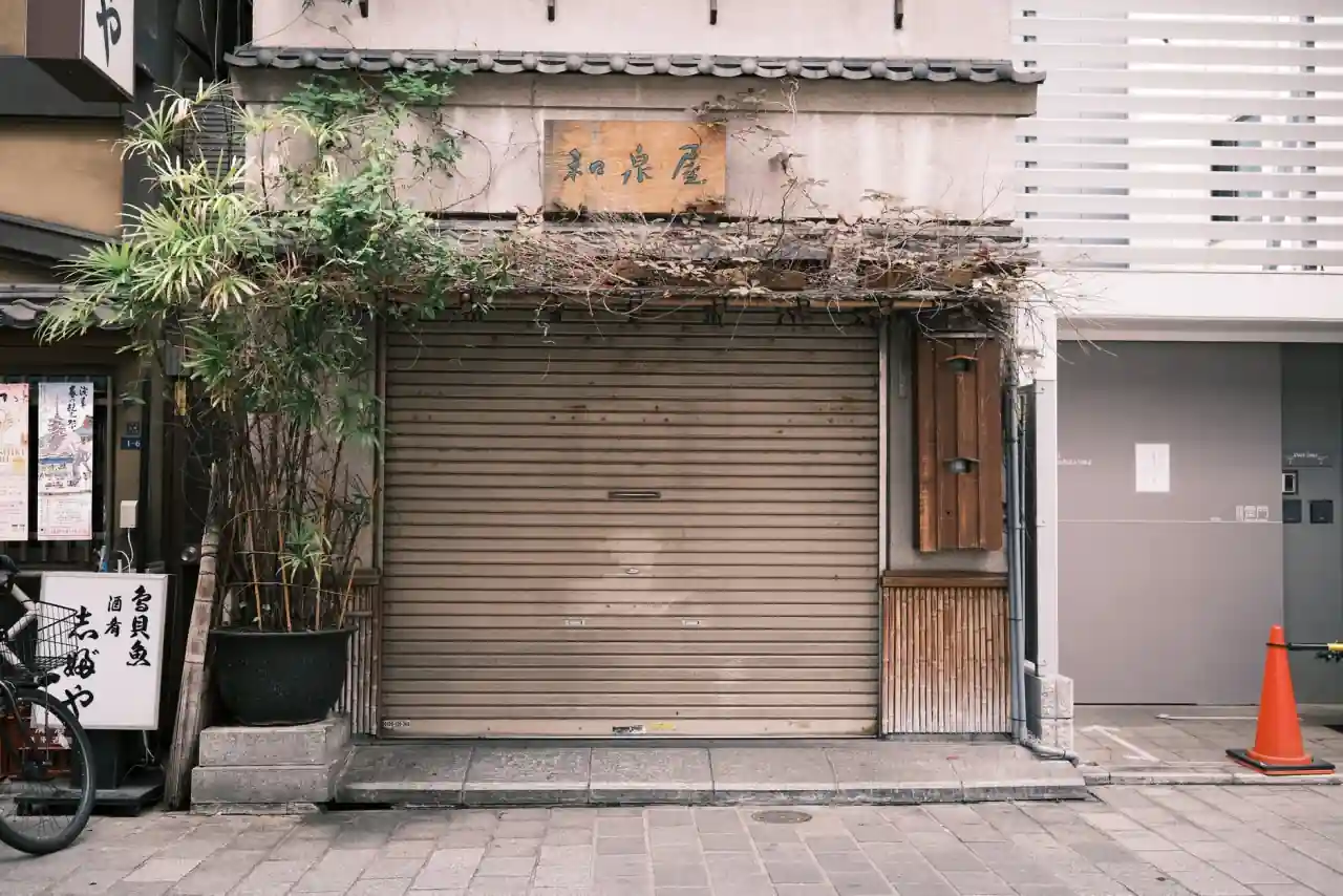 シャッターを下ろした冬の商店の入口